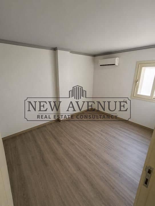 Fully finished & furnished Apartment with AC's and one parking slot new building floor 9 for sale in Masr l gededa Almaza - Widok 5
