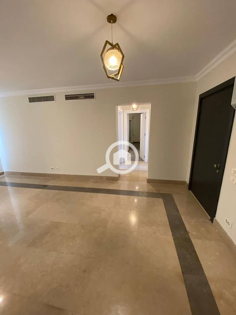 Studio flat to let in New Giza. Fully fitted kitchen with all electrical appliances. Nice view overlooking the street. Master bedroom, bathroom, - Mehr
