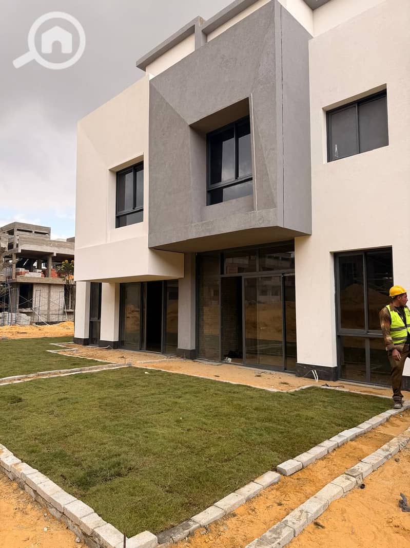Own a townhouse ready for viewing with a 10% down payment in the heart of New Cairo, 3 minutes from the American University AUC, close to the German University and Point 90 Mall in the Fifth Settlement. - Ansicht 2