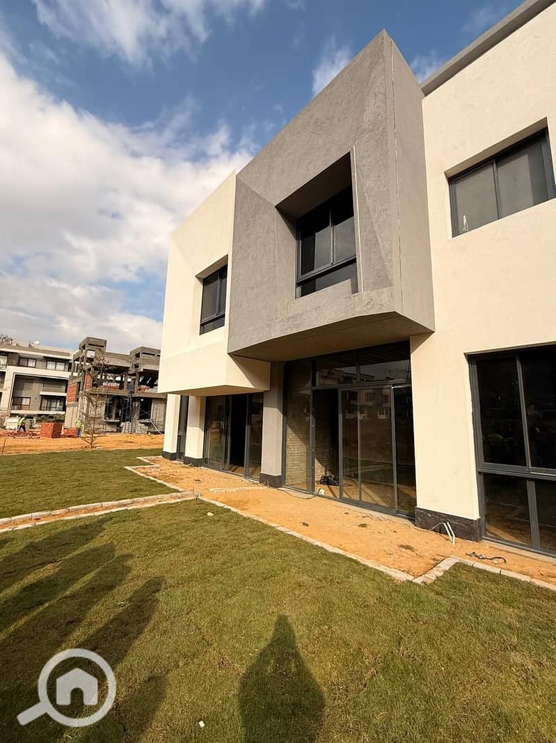 Own a townhouse ready for viewing with a 10% down payment in the heart of New Cairo, 3 minutes from the American University AUC, close to the German University and Point 90 Mall in the Fifth Settlement. - Ansicht 3