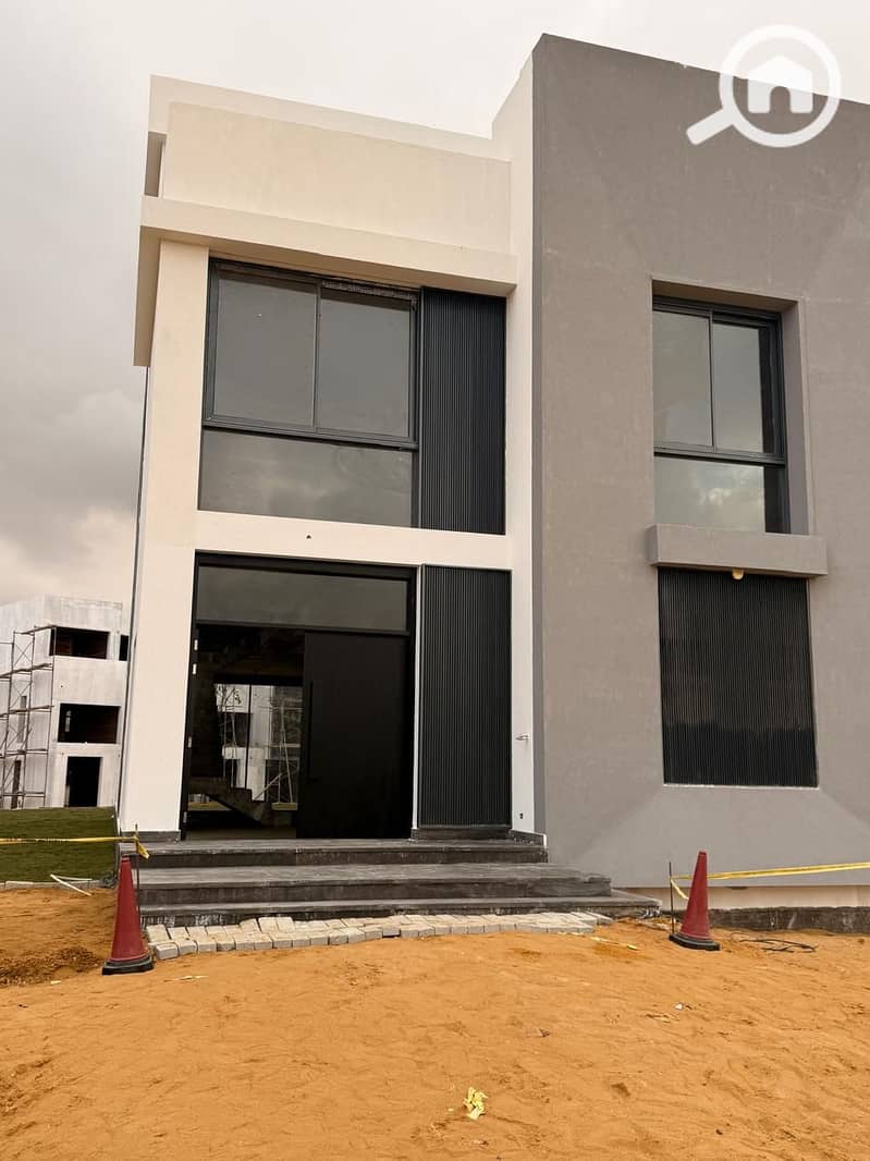 Own a townhouse ready for viewing with a 10% down payment in the heart of New Cairo, 3 minutes from the American University AUC, close to the German University and Point 90 Mall in the Fifth Settlement. - Ansicht 5