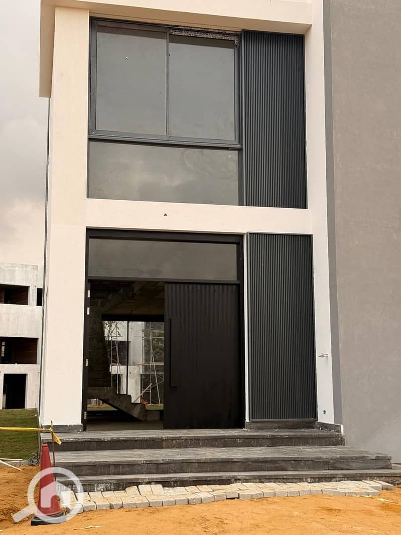 Own a townhouse ready for viewing with a 10% down payment in the heart of New Cairo, 3 minutes from the American University AUC, close to the German University and Point 90 Mall in the Fifth Settlement. - Mehr