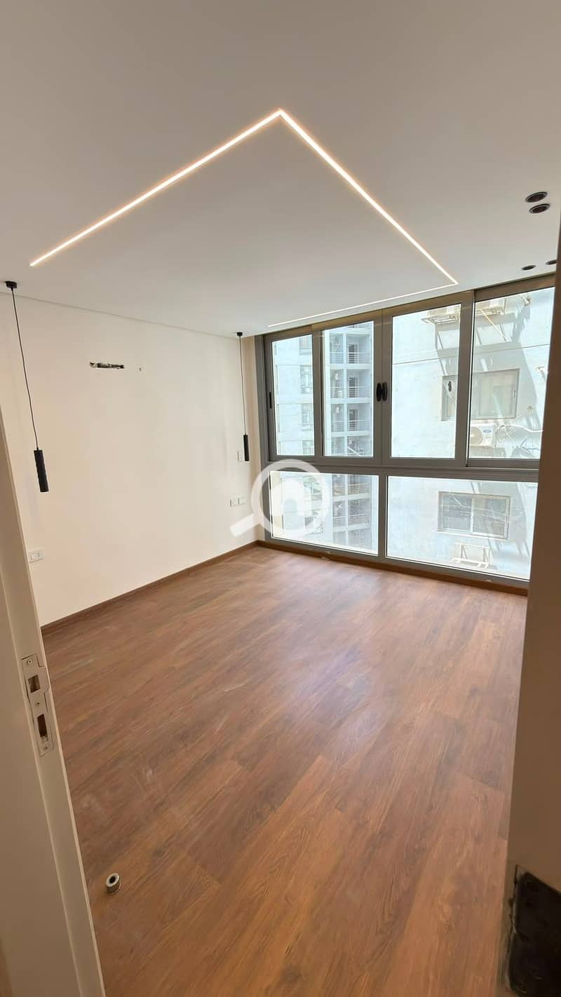Apartment for sale in Compound One Katameya, 130 m, super lux, special, never lived in, garage, distinctive tower, lower loading percentage. – pohled 4
