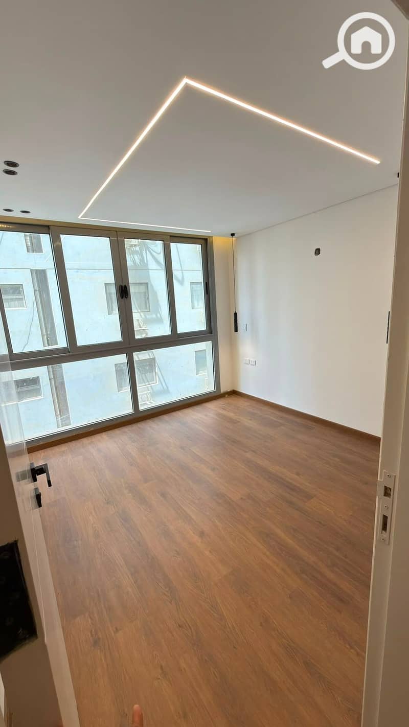 Apartment for sale in Compound One Katameya, 130 m, super lux, special, never lived in, garage, distinctive tower, lower loading percentage. – pohled 5