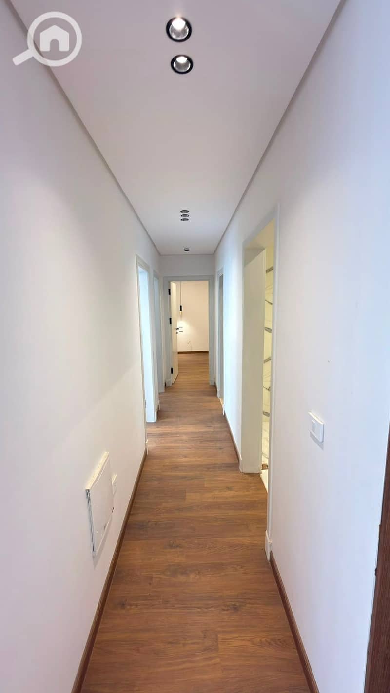Apartment for sale in Compound One Katameya, 130 m, super lux, special, never lived in, garage, distinctive tower, lower loading percentage. – pohled 6