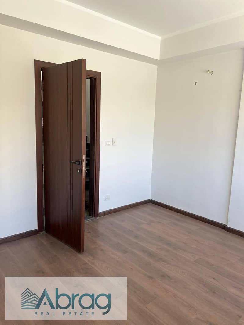 320 sqm Townhouse in Palm Parks Compound, October. Features a kitchen and air conditioning; first-time occupancy, super-lux finish. - Aanzicht 2