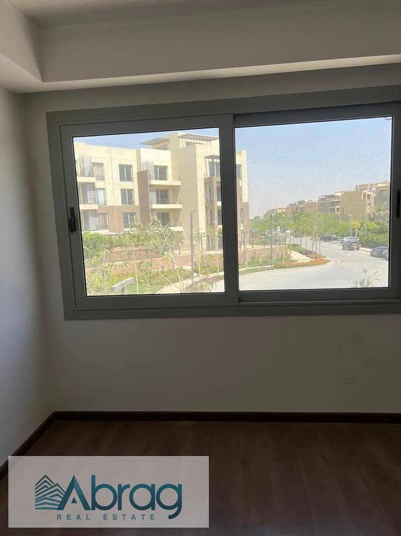 320 sqm Townhouse in Palm Parks Compound, October. Features a kitchen and air conditioning; first-time occupancy, super-lux finish. - Aanzicht 3