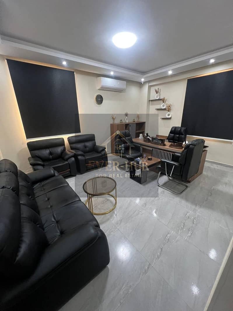 office space of 200 sq m + 150 sq m garden for rent and separate entrance in the most prestigious location in the 7th of Zayed minutes from Dahshur - Widok 3