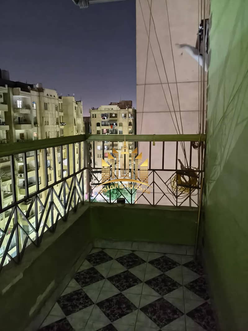 Apartment for rent in Abad Al-Rahman City on the Maadi Ring Road, next to Sama Cairo Tower, Baron City, and Al-Qatamiyah Hunting Club. Area: 120 m. Super Lux finishing, consisting of two rooms, reception, bathroom, and kitchen with a three-piece reception. - Więcej
