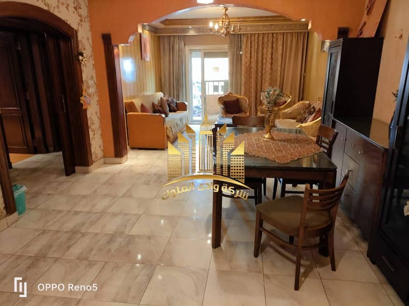 Furnished apartment for rent in Mokattam, Main 9 Street, a unique and vibrant location, with an unobstructed north-facing view. Fully air-conditioned, with three rooms, two bathrooms, high-end finishing, fully front-facing, located on the third floor with an elevator. Natural gas, landline, and internet available. All services are available. Required 20,000 final rental fee, one month rent as a deposit. – pohled 2