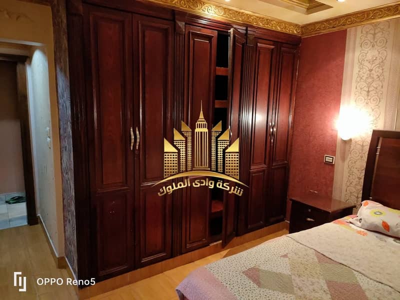 Furnished apartment for rent in Mokattam, Main 9 Street, a unique and vibrant location, with an unobstructed north-facing view. Fully air-conditioned, with three rooms, two bathrooms, high-end finishing, fully front-facing, located on the third floor with an elevator. Natural gas, landline, and internet available. All services are available. Required 20,000 final rental fee, one month rent as a deposit. – pohled 3