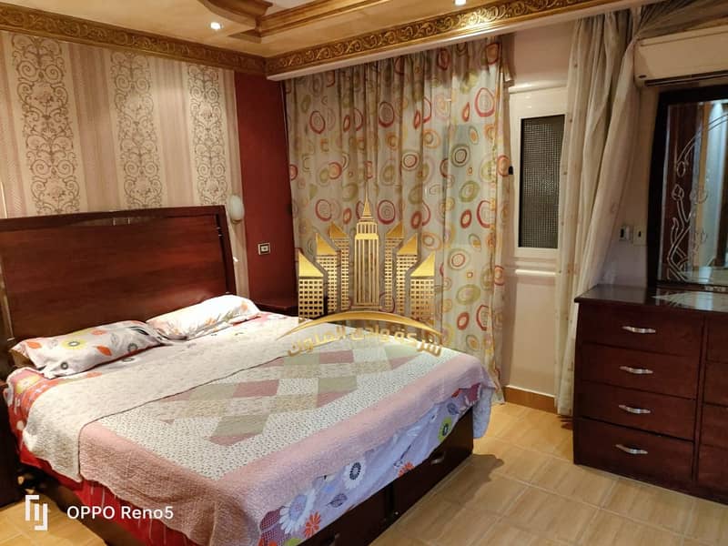 Furnished apartment for rent in Mokattam, Main 9 Street, a unique and vibrant location, with an unobstructed north-facing view. Fully air-conditioned, with three rooms, two bathrooms, high-end finishing, fully front-facing, located on the third floor with an elevator. Natural gas, landline, and internet available. All services are available. Required 20,000 final rental fee, one month rent as a deposit. – pohled 4