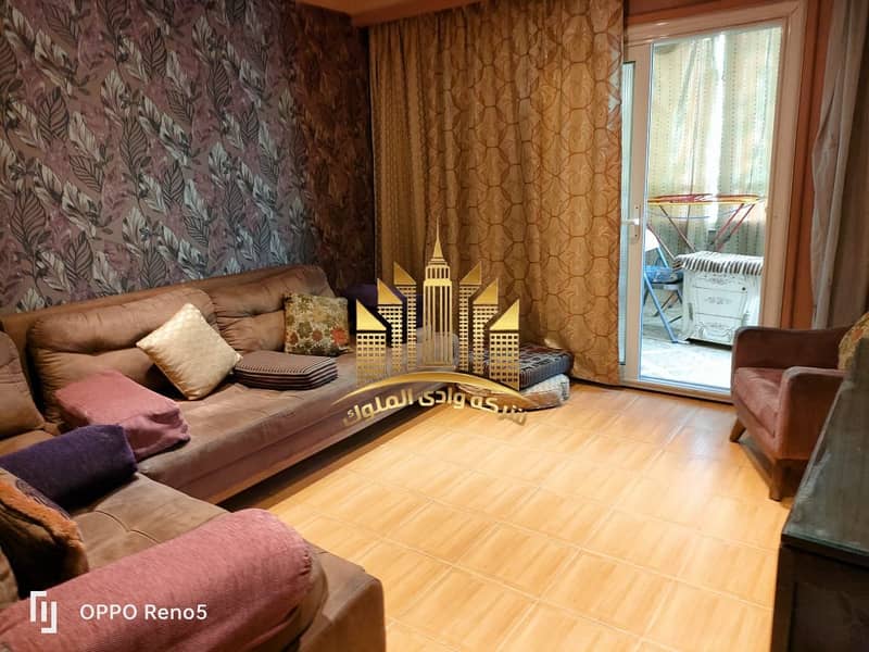 Furnished apartment for rent in Mokattam, Main 9 Street, a unique and vibrant location, with an unobstructed north-facing view. Fully air-conditioned, with three rooms, two bathrooms, high-end finishing, fully front-facing, located on the third floor with an elevator. Natural gas, landline, and internet available. All services are available. Required 20,000 final rental fee, one month rent as a deposit. – pohled 6