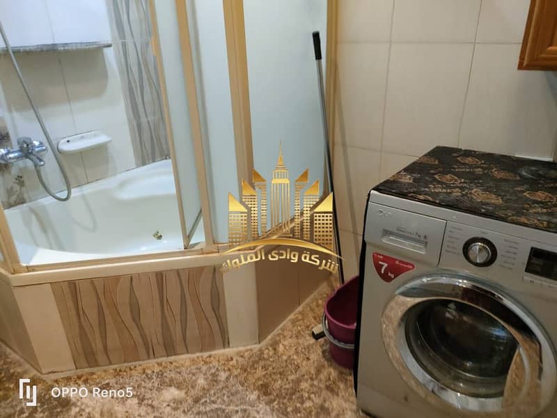 Furnished apartment for rent in Mokattam, Main 9 Street, a unique and vibrant location, with an unobstructed north-facing view. Fully air-conditioned, with three rooms, two bathrooms, high-end finishing, fully front-facing, located on the third floor with an elevator. Natural gas, landline, and internet available. All services are available. Required 20,000 final rental fee, one month rent as a deposit. – další