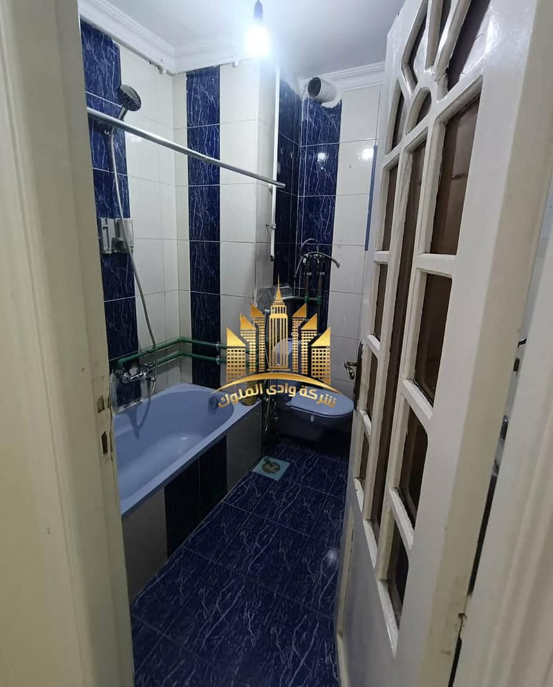 Apartment for rent in Al-Fursan Compound, Maadi Circular Road, next to Sama Tower, Cairo. Area: 130 sqm, three rooms including an open living room and 2 bathrooms, one of which is a master bathroom. Located on the fifth floor with super luxe finishing, it has two air conditioners and natural gas. 12,000 EGP required as a security deposit and one month’s rent. - Ansicht 6