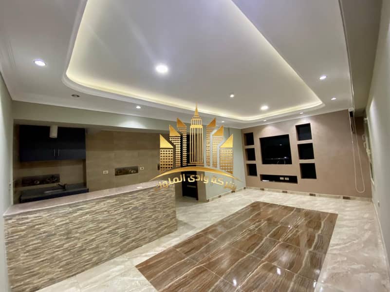 Apartment for rent in Maadi Gardens compound on the Maadi Ring Road. Ultra super lux finishing, two bedrooms, reception, bathroom, and American bar kitchen. The kitchen is equipped. Second floor inside the compound, completely unbroken façade. Asking for 15,000 with two months' deposit and one month's rent. - Ansicht 2