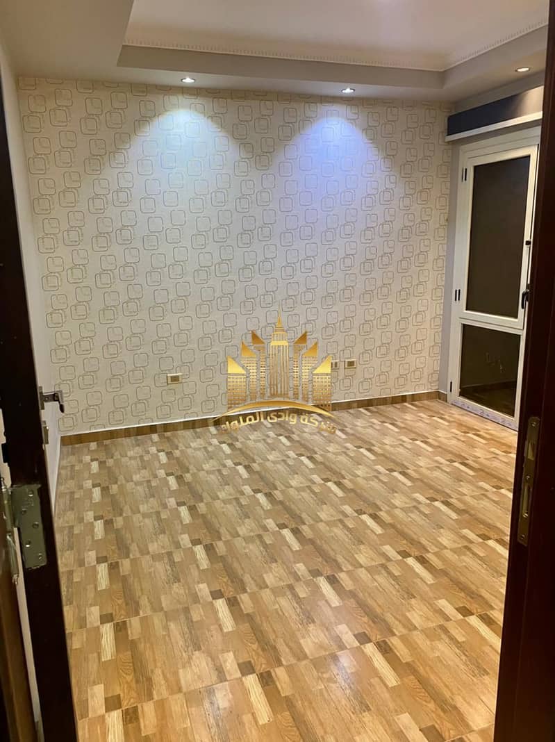 Apartment for rent in Maadi Gardens compound on the Maadi Ring Road. Ultra super lux finishing, two bedrooms, reception, bathroom, and American bar kitchen. The kitchen is equipped. Second floor inside the compound, completely unbroken façade. Asking for 15,000 with two months' deposit and one month's rent. - Ansicht 3