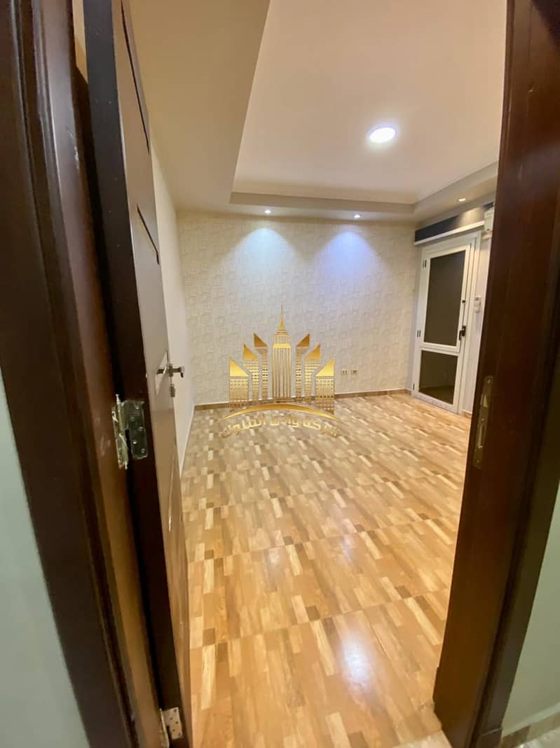 Apartment for rent in Maadi Gardens compound on the Maadi Ring Road. Ultra super lux finishing, two bedrooms, reception, bathroom, and American bar kitchen. The kitchen is equipped. Second floor inside the compound, completely unbroken façade. Asking for 15,000 with two months' deposit and one month's rent. - Ansicht 4