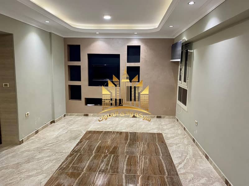 Apartment for rent in Maadi Gardens compound on the Maadi Ring Road. Ultra super lux finishing, two bedrooms, reception, bathroom, and American bar kitchen. The kitchen is equipped. Second floor inside the compound, completely unbroken façade. Asking for 15,000 with two months' deposit and one month's rent. - Ansicht 5