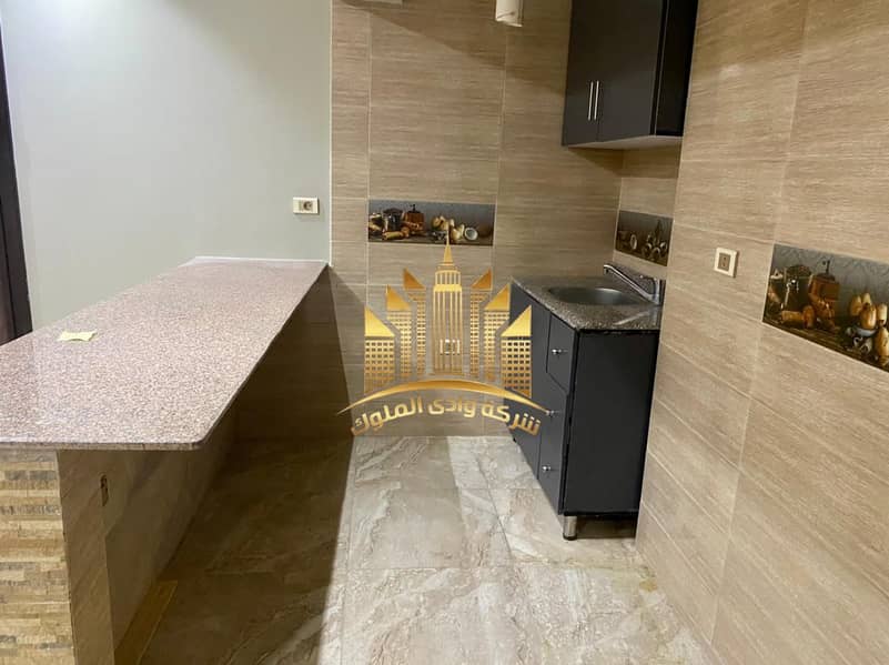 Apartment for rent in Maadi Gardens compound on the Maadi Ring Road. Ultra super lux finishing, two bedrooms, reception, bathroom, and American bar kitchen. The kitchen is equipped. Second floor inside the compound, completely unbroken façade. Asking for 15,000 with two months' deposit and one month's rent. - Mehr