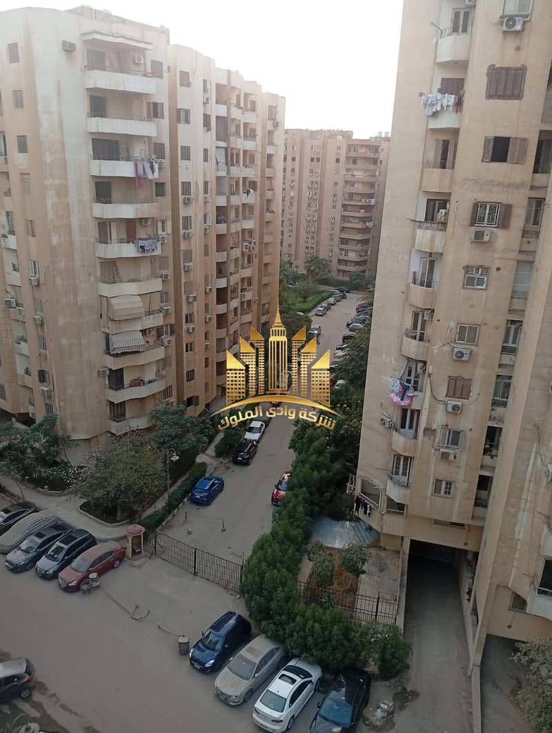Apartment for rent in Al-Fursan Compound next to Baron City directly on the Maadi Ring Road, 140 m, three rooms, a spacious two-piece reception, fully facing balcony, super lux finishing, bathroom and kitchen, natural gas, electricity meter, landline phone and internet, fourth floor, elevator. One month rent required. - Widok 2
