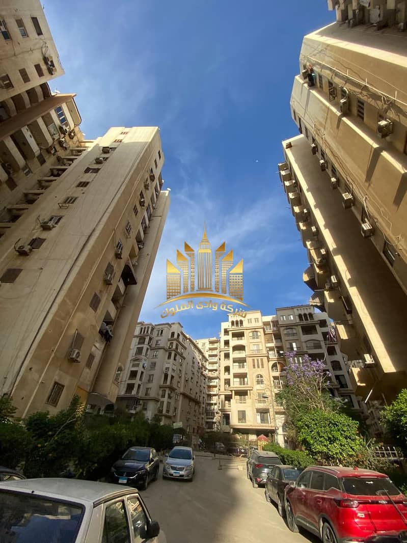 Apartment for rent in Al-Fursan Compound next to Baron City directly on the Maadi Ring Road, 140 m, three rooms, a spacious two-piece reception, fully facing balcony, super lux finishing, bathroom and kitchen, natural gas, electricity meter, landline phone and internet, fourth floor, elevator. One month rent required. - Widok 3