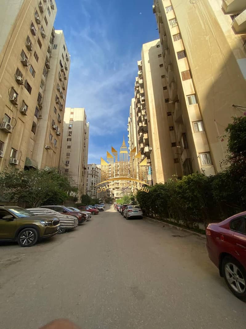 Apartment for rent in Al-Fursan Compound next to Baron City directly on the Maadi Ring Road, 140 m, three rooms, a spacious two-piece reception, fully facing balcony, super lux finishing, bathroom and kitchen, natural gas, electricity meter, landline phone and internet, fourth floor, elevator. One month rent required. - Widok 4