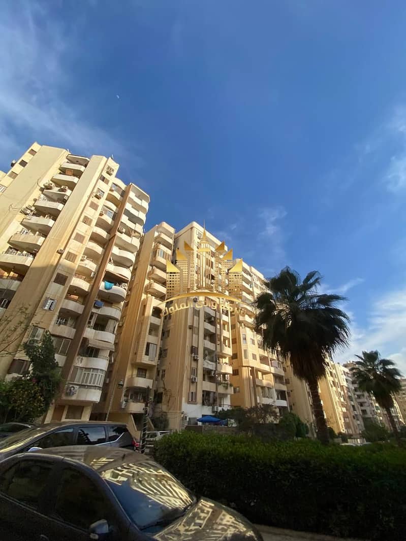 Apartment for rent in Al-Fursan Compound next to Baron City directly on the Maadi Ring Road, 140 m, three rooms, a spacious two-piece reception, fully facing balcony, super lux finishing, bathroom and kitchen, natural gas, electricity meter, landline phone and internet, fourth floor, elevator. One month rent required. - Widok 5