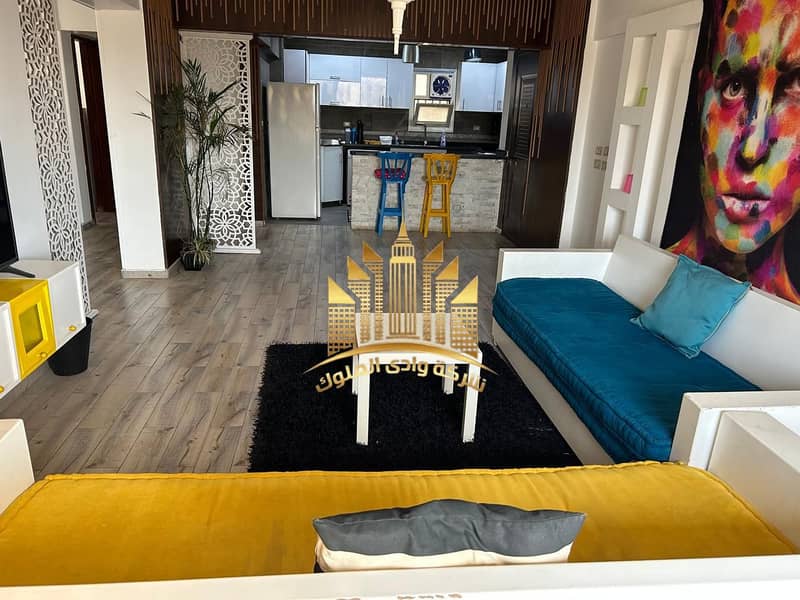 Apartment for rent in Baron City Compound, Maadi Ring Road, next to Sama Cairo Tower, area 125 m, high luxury finishing, 11th floor, 2 bedrooms, 2 bathrooms, big reception, American bar kitchen, and side living room. – pohled 3