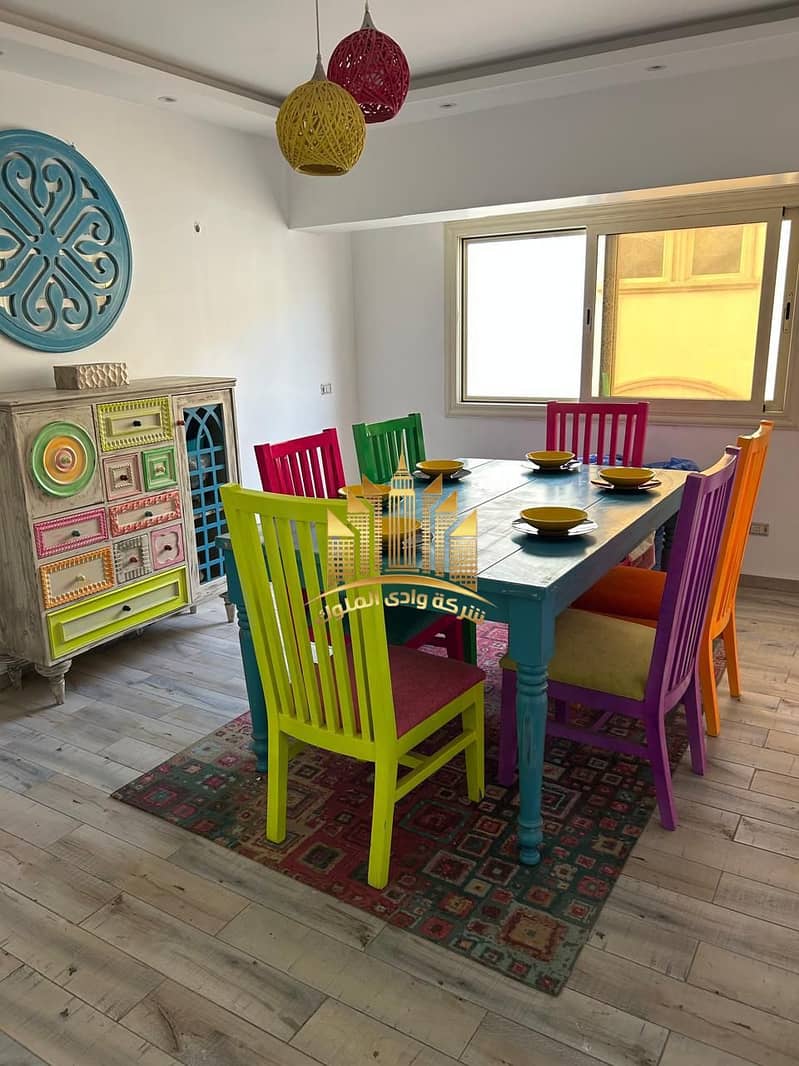 Apartment for rent in Baron City Compound, Maadi Ring Road, next to Sama Cairo Tower, area 125 m, high luxury finishing, 11th floor, 2 bedrooms, 2 bathrooms, big reception, American bar kitchen, and side living room. – pohled 5
