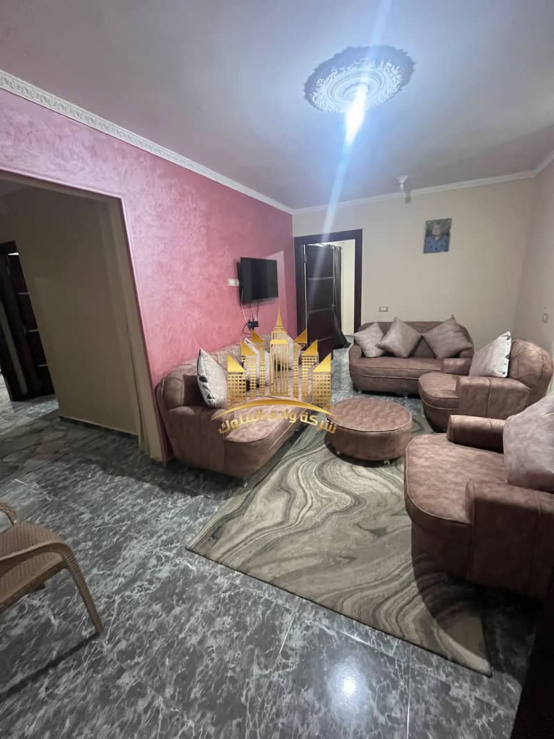 Available furnished apartment for rent with three rooms, two living rooms, a kitchen, and an air-conditioned bathroom. Super deluxe finishing, ground floor, elevated, with a northern facade. Located in Maadi Gardens next to El-Ban Zaher and the Sporting Club. Security and guarding 24 hours. Required 25,000 per month, with a contract of six months or a year. - Bild 3