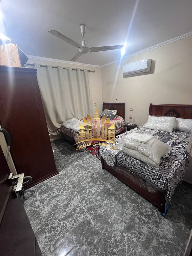 Available furnished apartment for rent with three rooms, two living rooms, a kitchen, and an air-conditioned bathroom. Super deluxe finishing, ground floor, elevated, with a northern facade. Located in Maadi Gardens next to El-Ban Zaher and the Sporting Club. Security and guarding 24 hours. Required 25,000 per month, with a contract of six months or a year. - Bild 4