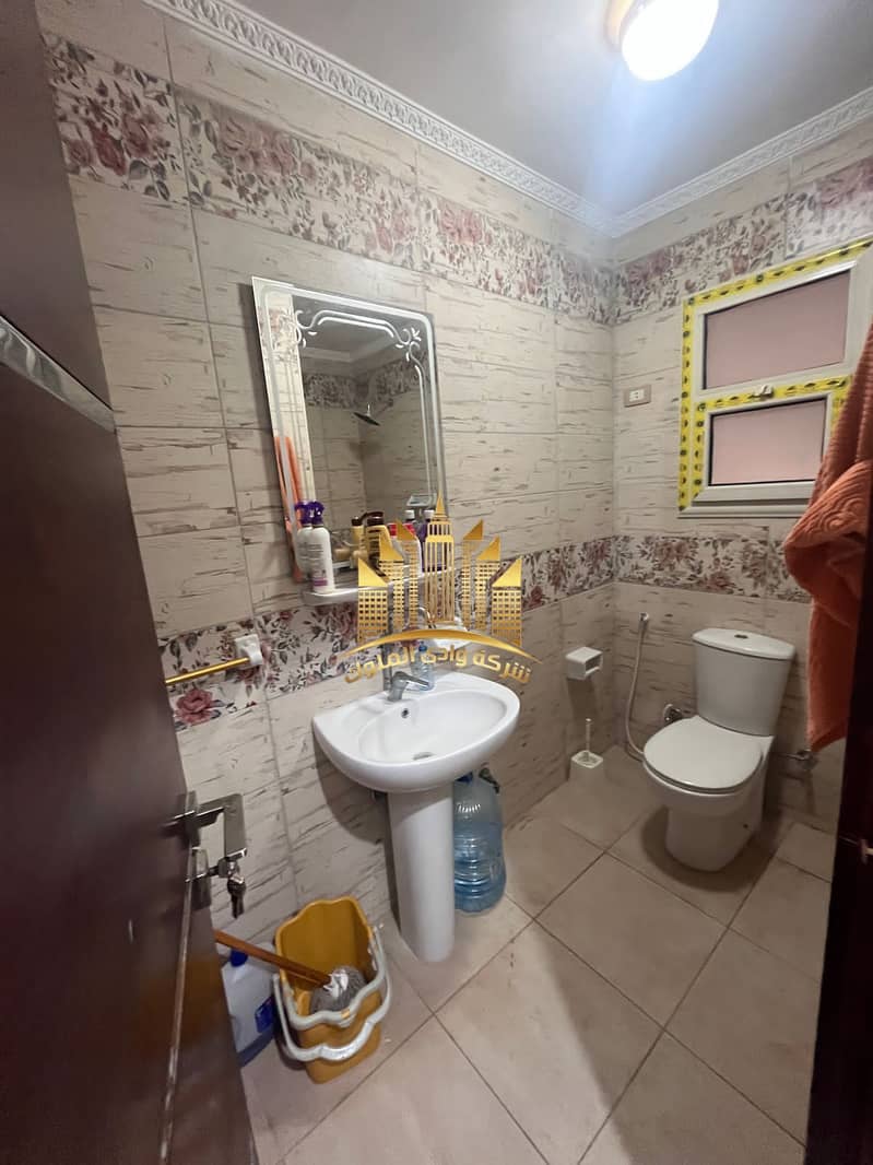 Available furnished apartment for rent with three rooms, two living rooms, a kitchen, and an air-conditioned bathroom. Super deluxe finishing, ground floor, elevated, with a northern facade. Located in Maadi Gardens next to El-Ban Zaher and the Sporting Club. Security and guarding 24 hours. Required 25,000 per month, with a contract of six months or a year. - Bild 6