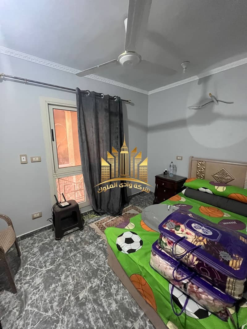 Available furnished apartment for rent with three rooms, two living rooms, a kitchen, and an air-conditioned bathroom. Super deluxe finishing, ground floor, elevated, with a northern facade. Located in Maadi Gardens next to El-Ban Zaher and the Sporting Club. Security and guarding 24 hours. Required 25,000 per month, with a contract of six months or a year. - Fler