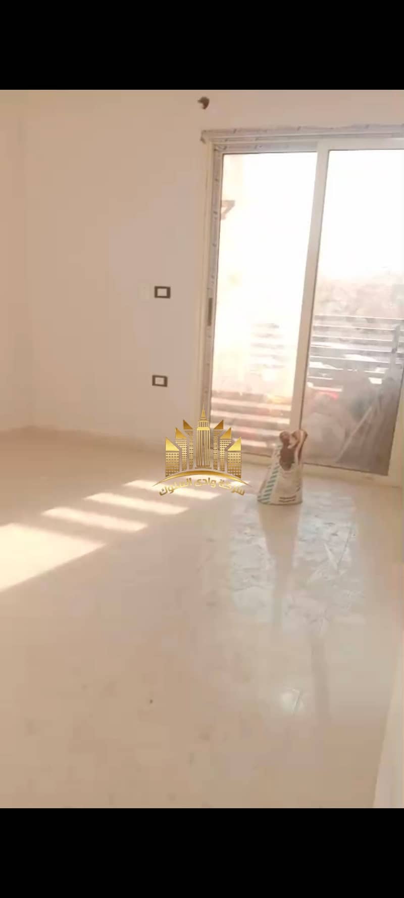 Apartment for rent in Maadi Gardens on the Maadi Ring Road, first occupancy, 3 rooms and 2 bathrooms, large reception area, fully unbroken facing, high-end finishing, first upper floor, elevator, all services available, 24-hour security, surveillance cameras, very luxurious entrance, one month rent and two months deposit required. - Widok 2