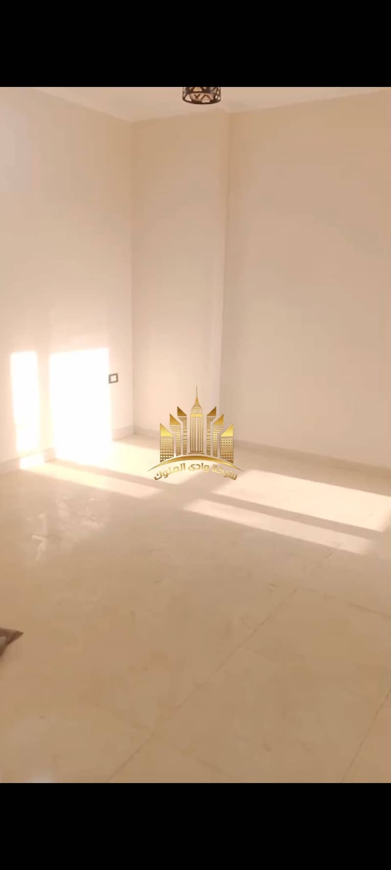 Apartment for rent in Maadi Gardens on the Maadi Ring Road, first occupancy, 3 rooms and 2 bathrooms, large reception area, fully unbroken facing, high-end finishing, first upper floor, elevator, all services available, 24-hour security, surveillance cameras, very luxurious entrance, one month rent and two months deposit required. - Widok 4