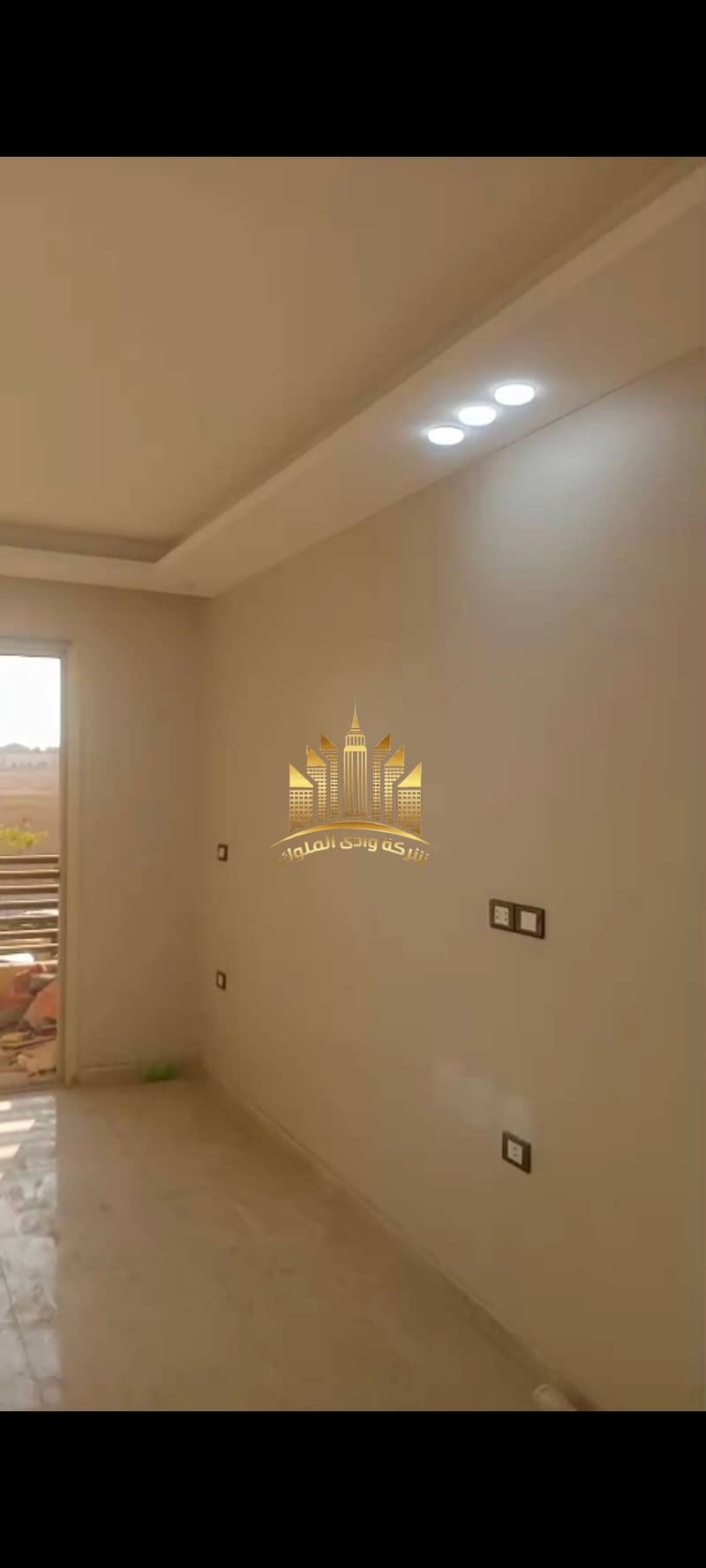 Apartment for rent in Maadi Gardens on the Maadi Ring Road, first occupancy, 3 rooms and 2 bathrooms, large reception area, fully unbroken facing, high-end finishing, first upper floor, elevator, all services available, 24-hour security, surveillance cameras, very luxurious entrance, one month rent and two months deposit required. - Widok 5