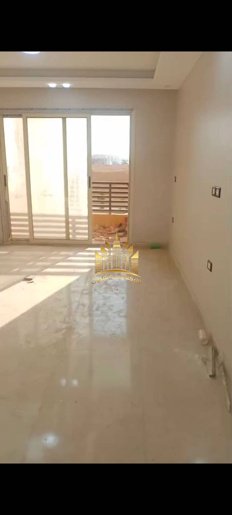 Apartment for rent in Maadi Gardens on the Maadi Ring Road, first occupancy, 3 rooms and 2 bathrooms, large reception area, fully unbroken facing, high-end finishing, first upper floor, elevator, all services available, 24-hour security, surveillance cameras, very luxurious entrance, one month rent and two months deposit required. - Więcej