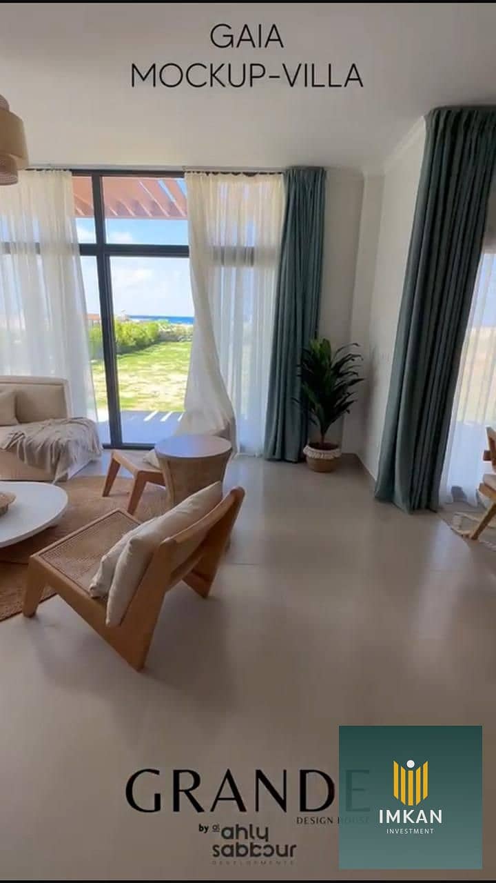 Finished townhouse villa, steps from the sea, for sale at the lowest price with installments over 8 years in Gaia Village, Ras El Hekma. - Widok 2