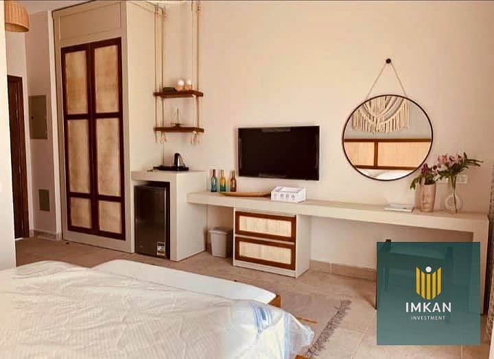 Finished townhouse villa, steps from the sea, for sale at the lowest price with installments over 8 years in Gaia Village, Ras El Hekma. - Widok 3