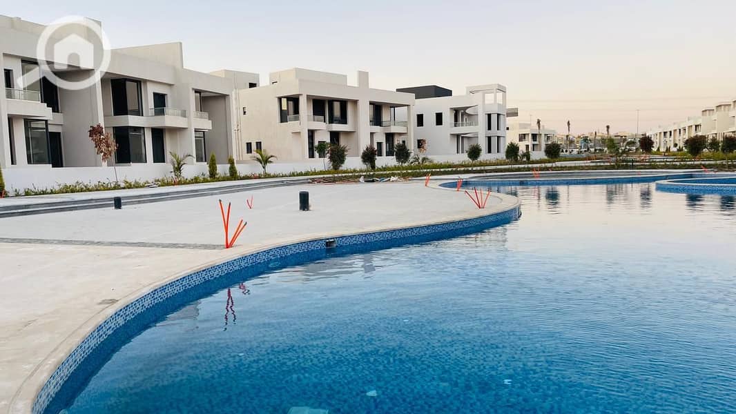Receive a three-story townhouse villa in a prime location on Dahshur Link, opposite Beverly Hills, within months. - Widok 4