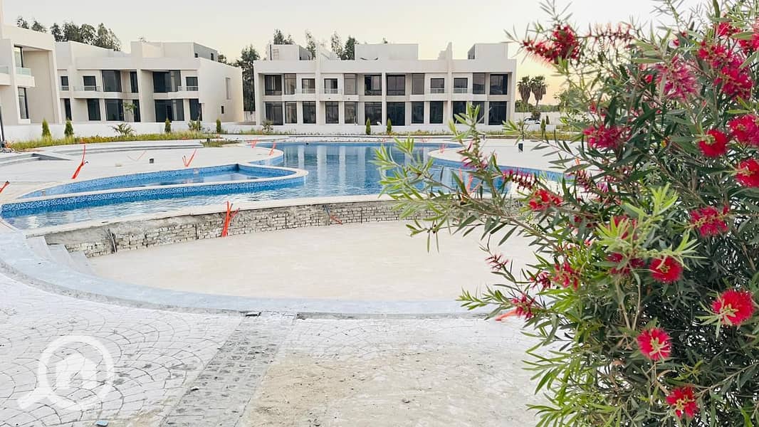 Receive a three-story townhouse villa in a prime location on Dahshur Link, opposite Beverly Hills, within months. - Widok 5