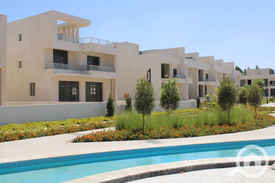 Receive a three-story townhouse villa in a prime location on Dahshur Link, opposite Beverly Hills, within months. - Widok 6
