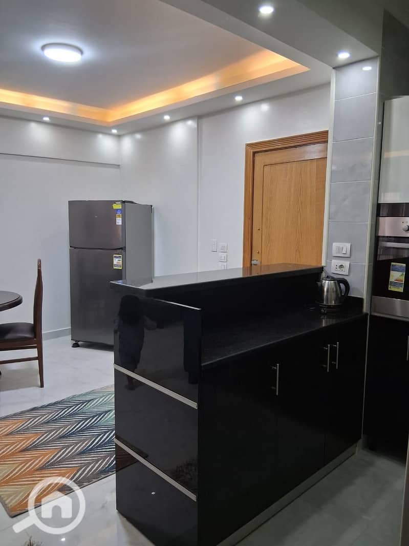 Furnished apartment for rent with two bedrooms and a bathroom in the compound One Qatameya, eighth floor. The compound has swimming pools and green spaces, and also has playgrounds for children. It has security and surveillance around the clock. The compound is in a prime location, about a quarter of an hour from New Cairo and a quarter of an hour from Maadi. - Ansicht 4
