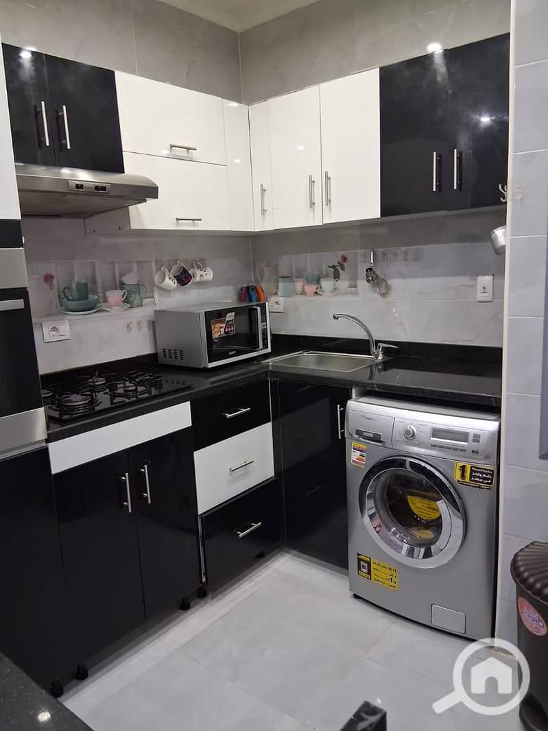 Furnished apartment for rent with two bedrooms and a bathroom in the compound One Qatameya, eighth floor. The compound has swimming pools and green spaces, and also has playgrounds for children. It has security and surveillance around the clock. The compound is in a prime location, about a quarter of an hour from New Cairo and a quarter of an hour from Maadi. - Ansicht 5