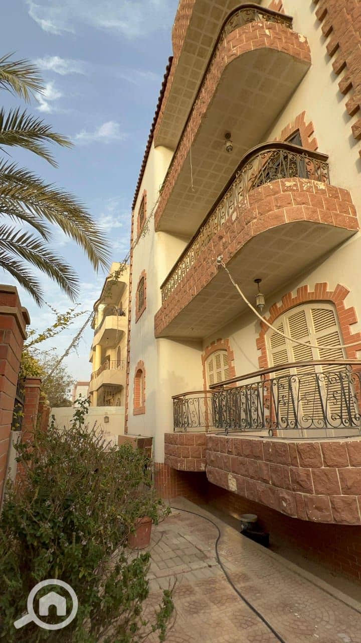 A 3-story villa (3 fully furnished and air-conditioned apartments) + a 50m roof with a bathroom + a garage + a 250m garden in the fourth district, Fifth Settlement. – pohled 2
