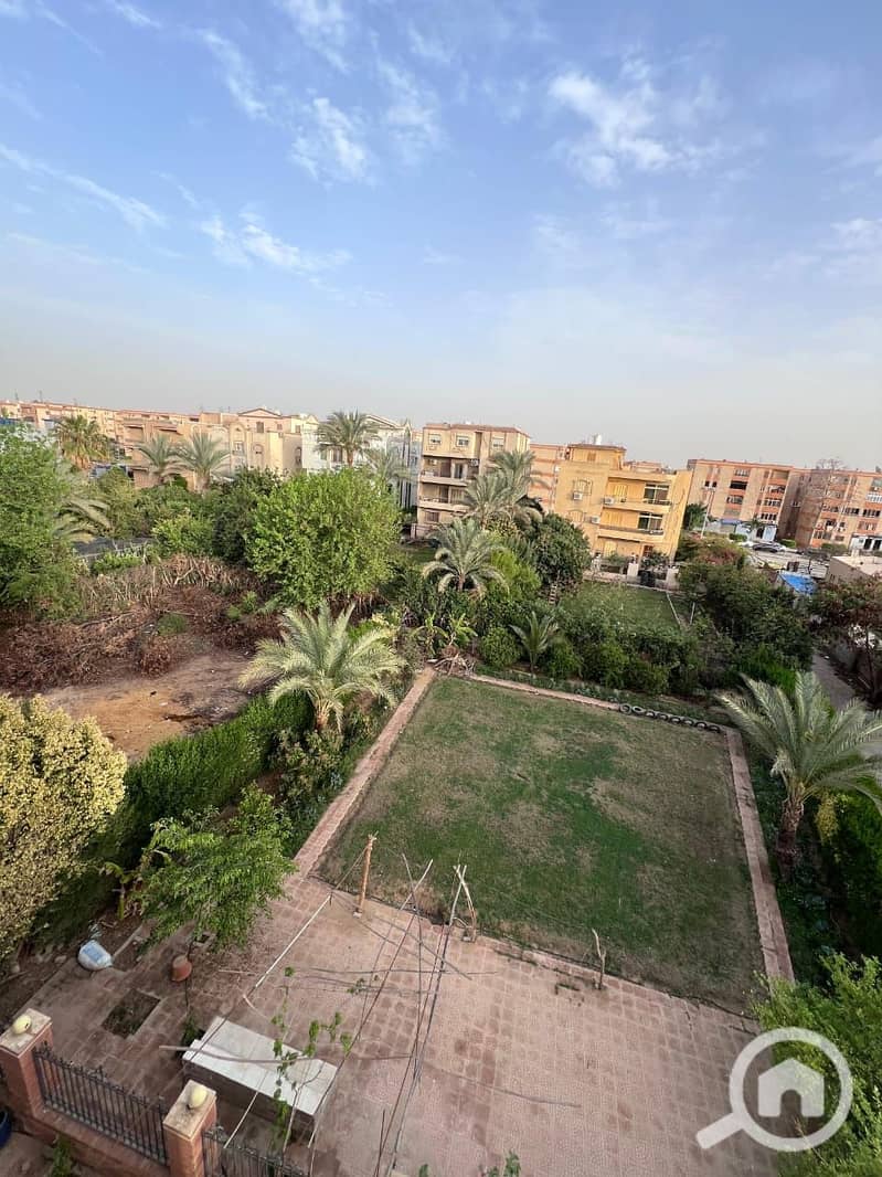 A 3-story villa (3 fully furnished and air-conditioned apartments) + a 50m roof with a bathroom + a garage + a 250m garden in the fourth district, Fifth Settlement. – pohled 3