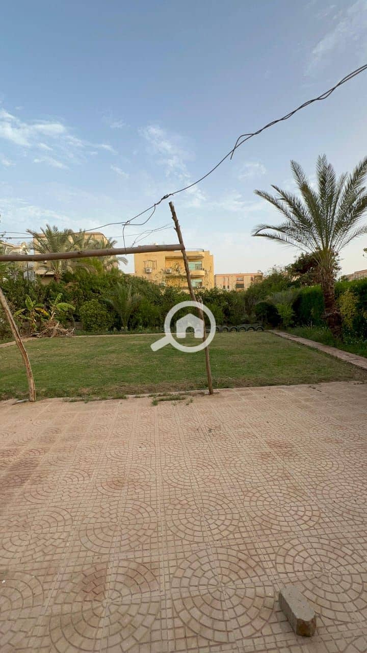 A 3-story villa (3 fully furnished and air-conditioned apartments) + a 50m roof with a bathroom + a garage + a 250m garden in the fourth district, Fifth Settlement. – pohled 4