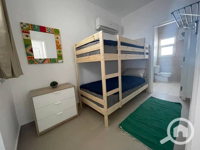 8 4843. jpg