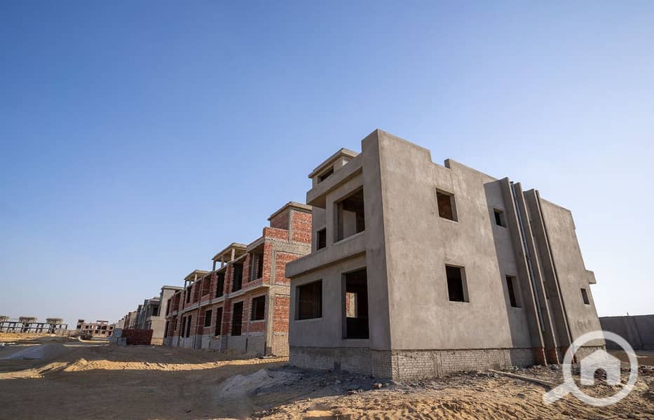 Early delivery Town house pool view in Sheikh Zayed In front of Beverly Hills - Meer